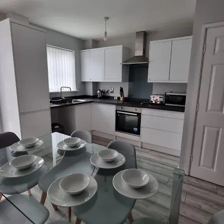 Beautiful 4 Bed Home, Sleeps 6, Driveway Parking, With Sky & Bt Sports Manchester Exterior photo