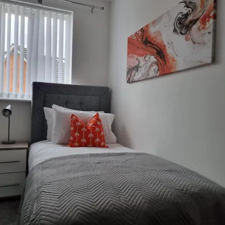 Beautiful 4 Bed Home, Sleeps 6, Driveway Parking, With Sky & Bt Sports Manchester Exterior photo