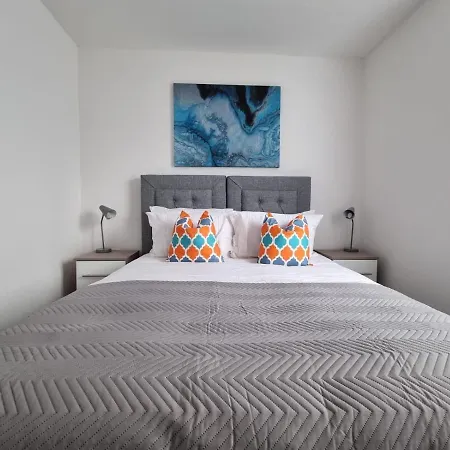 Beautiful 4 Bed Home, Sleeps 6, Driveway Parking, With Sky & Bt Sports Manchester Exterior photo
