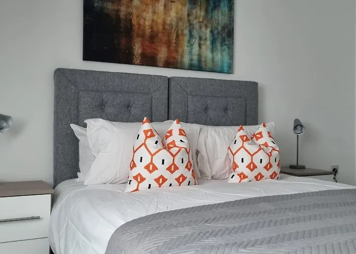 Beautiful 4 Bed Home, Sleeps 6, Driveway Parking, With Sky & Bt Sports
