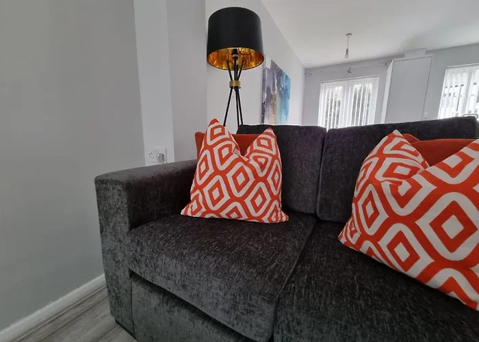 Beautiful 4 Bed Home, Sleeps 6, Driveway Parking, With Sky & Bt Sports