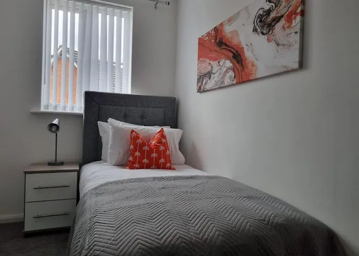 Beautiful 4 Bed Home, Sleeps 6, Driveway Parking, With Sky & Bt Sports