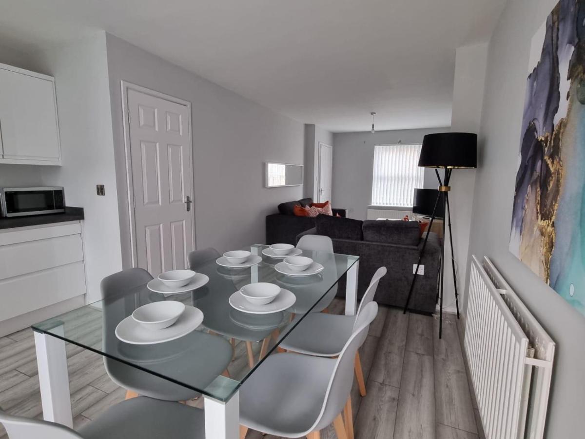 Beautiful 4 Bed Home, Sleeps 6, Driveway Parking, With Sky & Bt Sports Holiday home Manchester