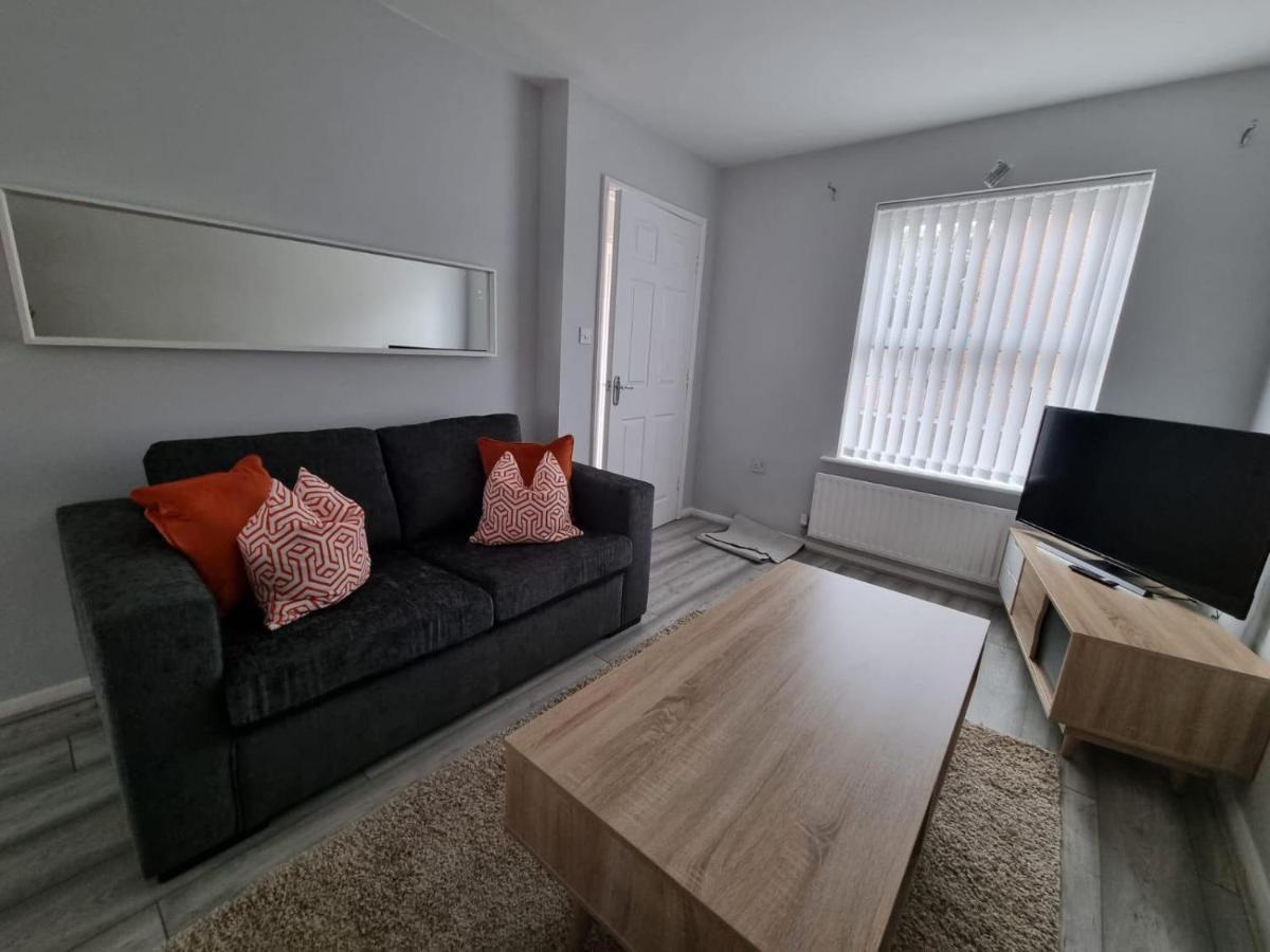 Beautiful 4 Bed Home, Sleeps 6, Driveway Parking, With Sky & Bt Sports * Манчестер