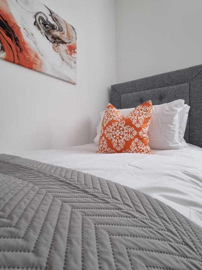 Holiday home Beautiful 4 Bed Home, Sleeps 6, Driveway Parking, With Sky & Bt Sports *