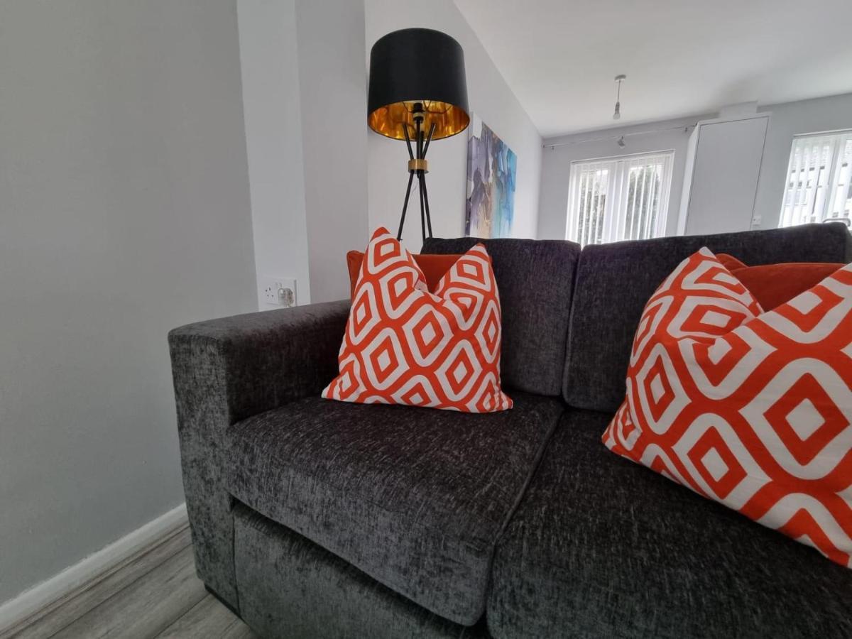 Beautiful 4 Bed Home, Sleeps 6, Driveway Parking, With Sky & Bt Sports Дом отдыха *