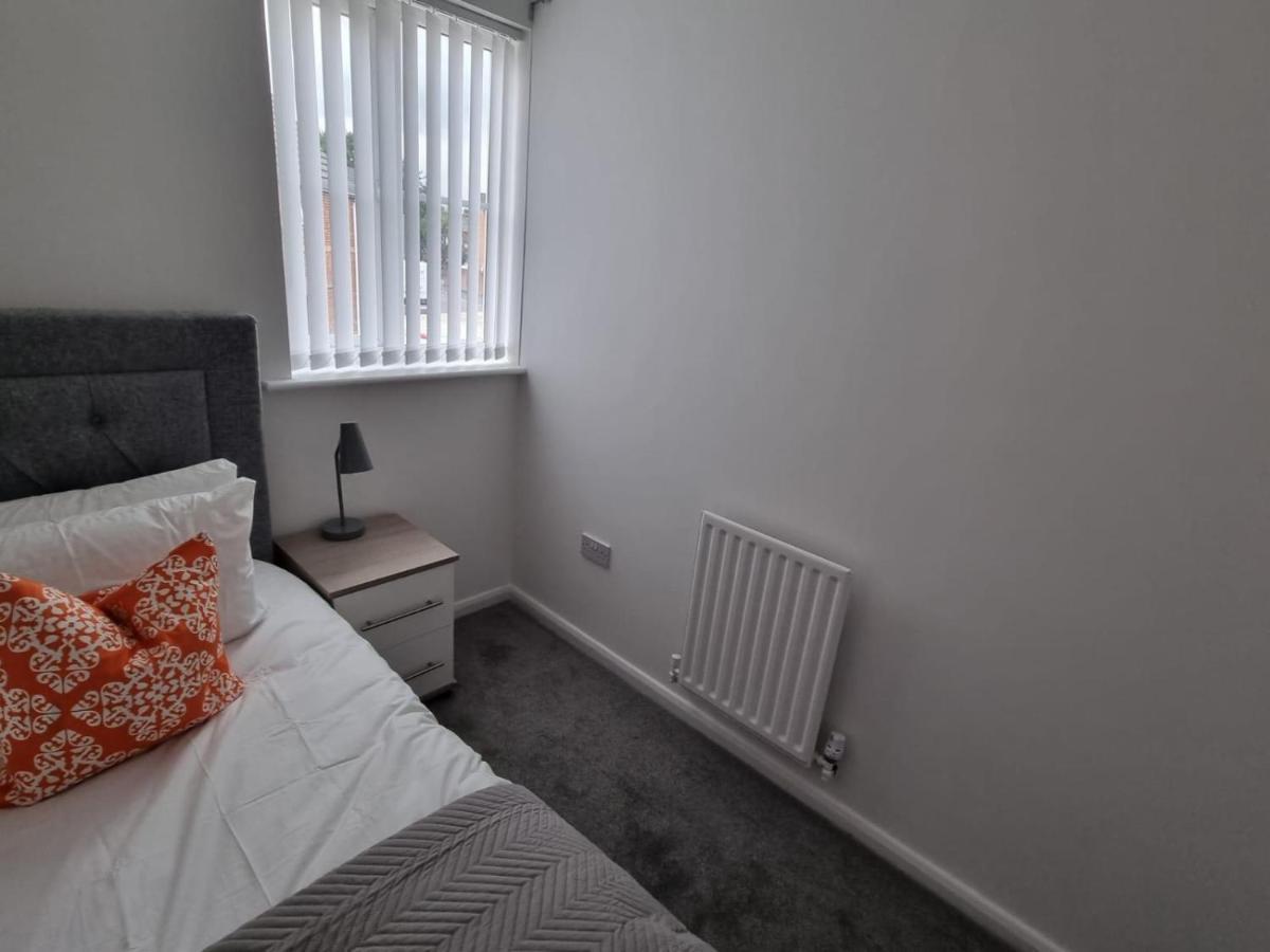 Beautiful 4 Bed Home, Sleeps 6, Driveway Parking, With Sky & Bt Sports Манчестер