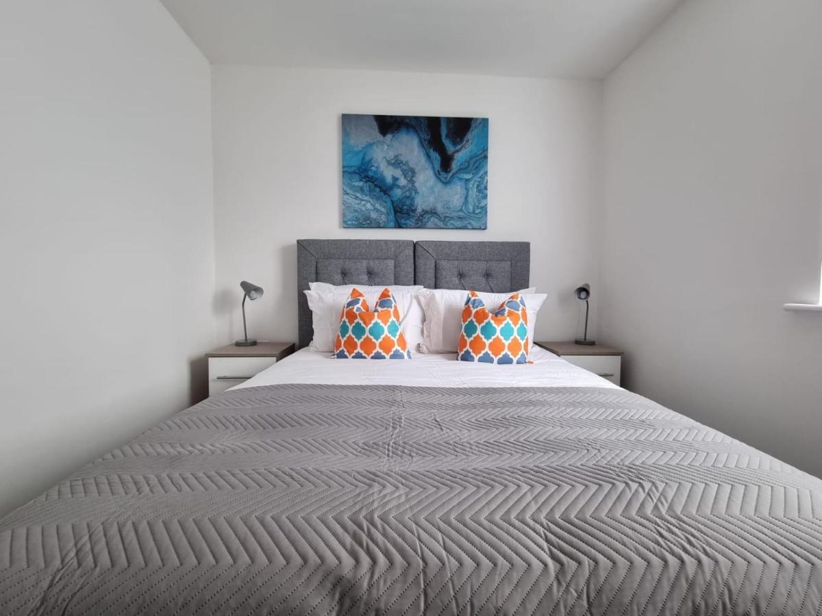 Дом отдыха Beautiful 4 Bed Home, Sleeps 6, Driveway Parking, With Sky & Bt Sports