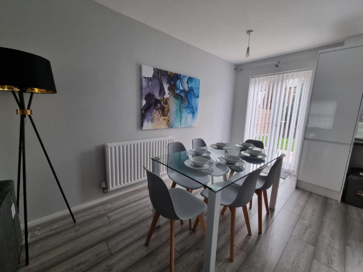 Holiday home Beautiful 4 Bed Home, Sleeps 6, Driveway Parking, With Sky & Bt Sports
