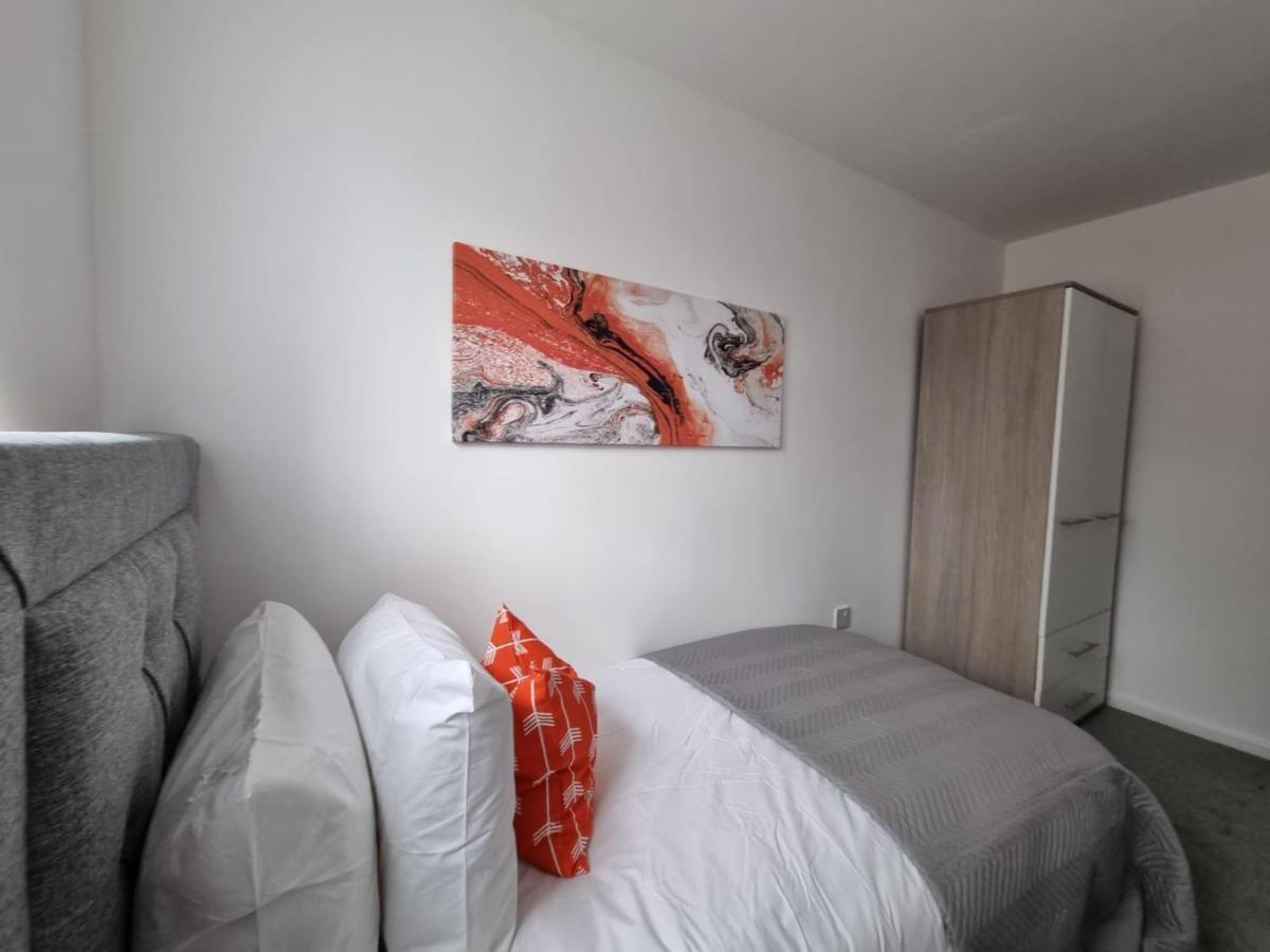 Beautiful 4 Bed Home, Sleeps 6, Driveway Parking, With Sky & Bt Sports