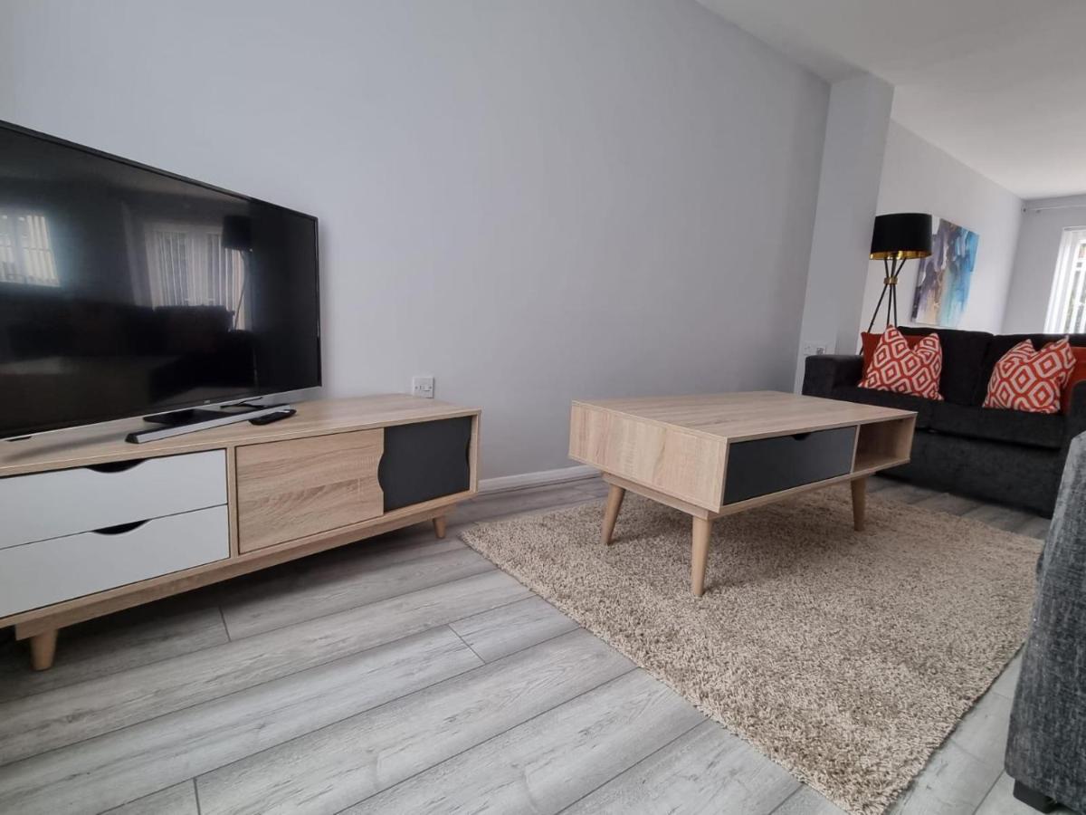 Beautiful 4 Bed Home, Sleeps 6, Driveway Parking, With Sky & Bt Sports Манчестер