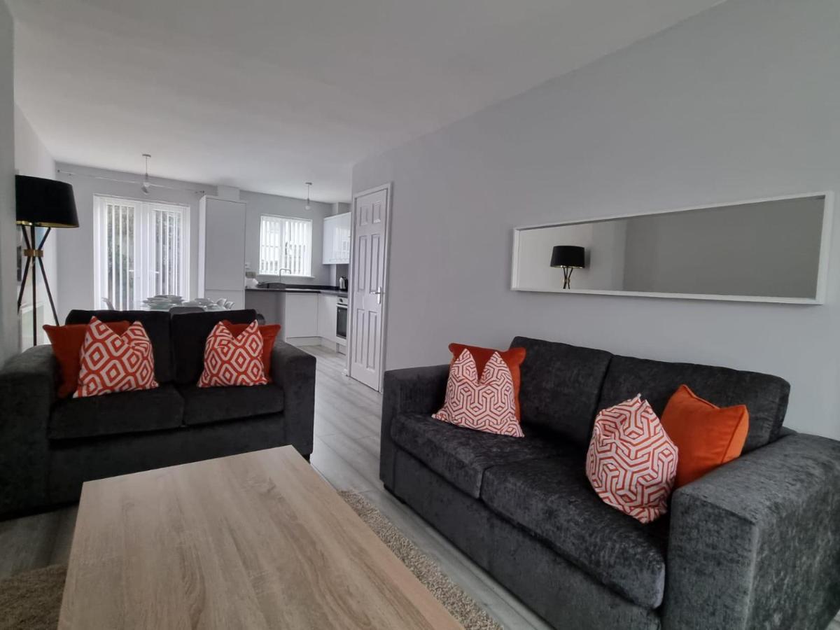 Beautiful 4 Bed Home, Sleeps 6, Driveway Parking, With Sky & Bt Sports Манчестер