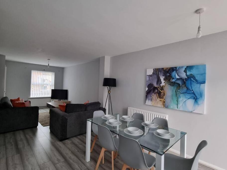 Дом отдыха Beautiful 4 Bed Home, Sleeps 6, Driveway Parking, With Sky & Bt Sports