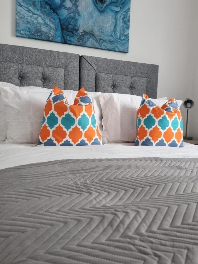 Holiday home Beautiful 4 Bed Home, Sleeps 6, Driveway Parking, With Sky & Bt Sports